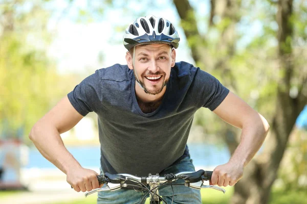  Bisiklete binen adam