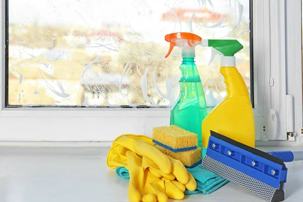 Pencere pervazına üzerinde temizlik malzemeleri — Stok fotoğraf