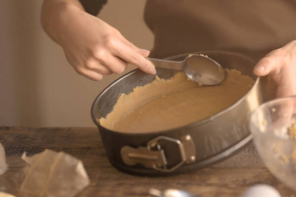 Женщина готовит сырный торт
