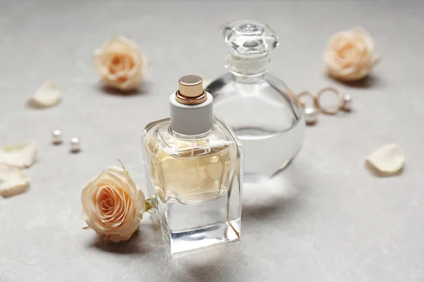 Belas garrafas de perfume — Fotografia de Stock
