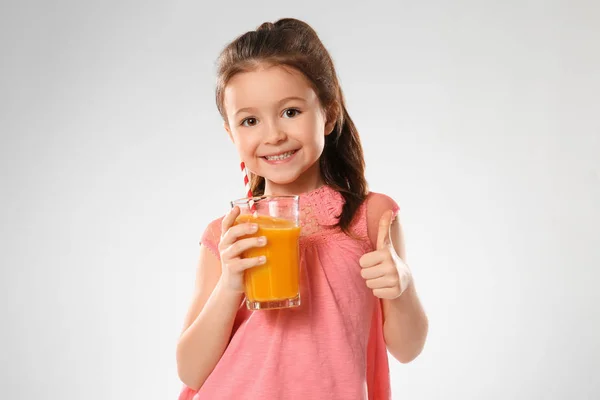 Schattig klein meisje met glas sap — Stockfoto