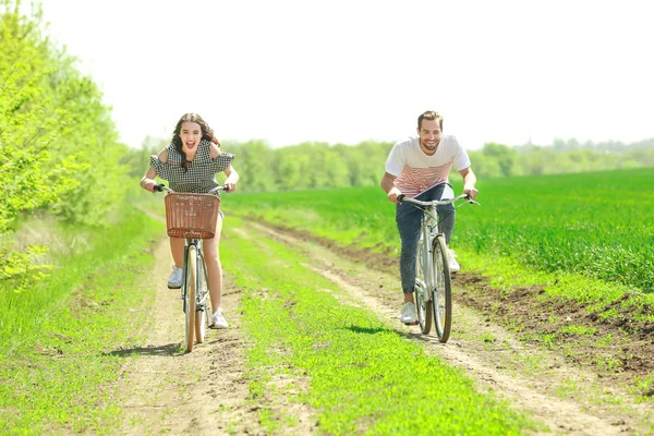Пара їзда велосипеди — стокове фото
