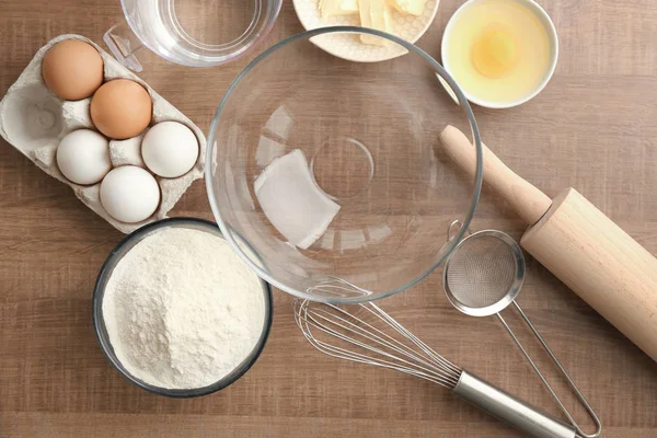 Tigela com farinha e ingredientes — Fotografia de Stock