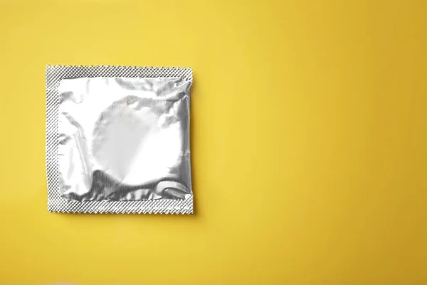 색상 배경에 포장된 콘돔 — 스톡 사진