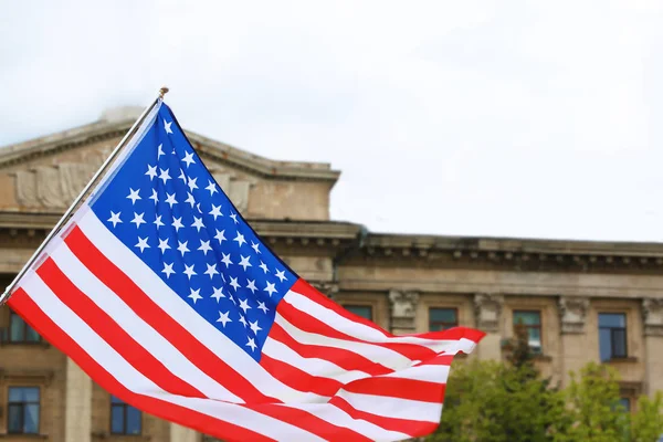 Размахивая флагом США — стоковое фото