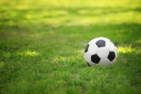 Bola de futebol na grama — Fotografia de Stock