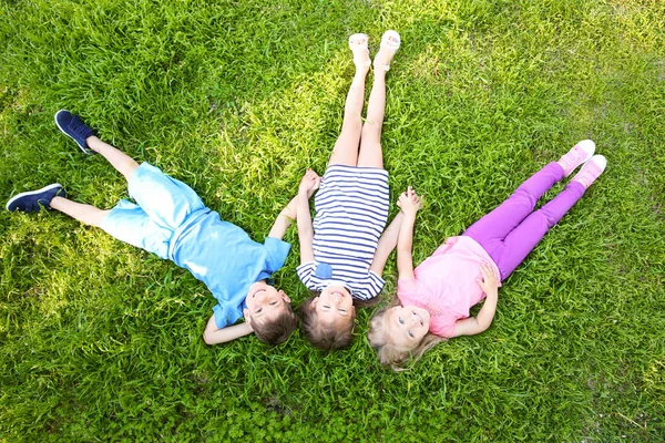 Anak-anak Berbaring di Rumput — Stok Foto