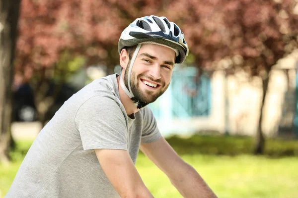 Yakışıklı genç bisikletçi 