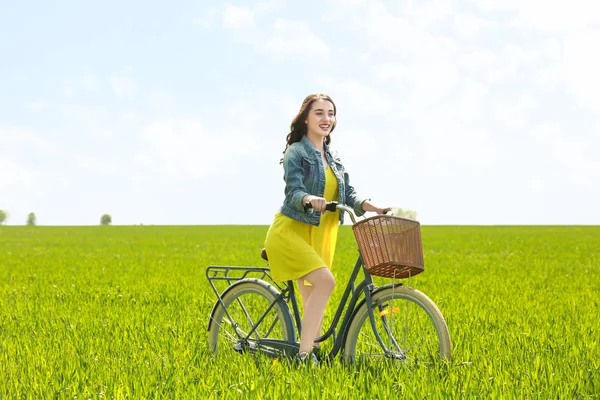 Jonge vrouw met fiets — Stockfoto