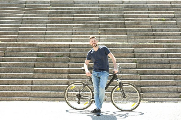 自転車を持つ若い男 — ストック写真