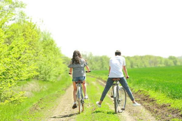 Couple riding bicycles — Stock Photo, Image