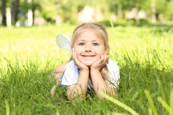 Meisje liggend op gras — Stockfoto