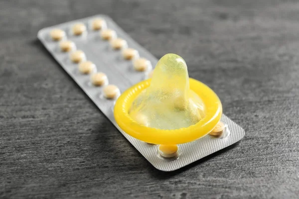 Birth control pills and condom — Stock Photo, Image