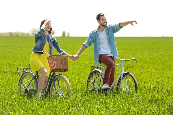 Bicicletas de equitação de casal — Fotografia de Stock