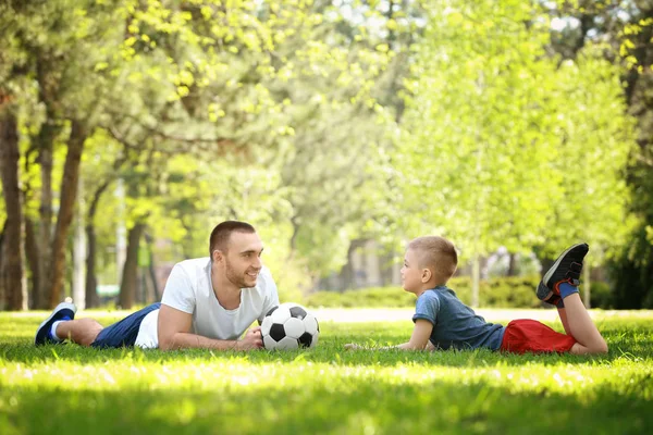Отец и сын с футбольным мячом — стоковое фото