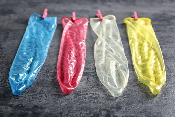 Olika färgglada kondomer — Stockfoto