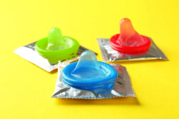 Offene und gewickelte Kondome — Stockfoto