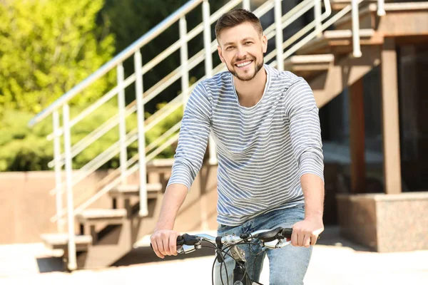 自転車を持つ若い男 — ストック写真