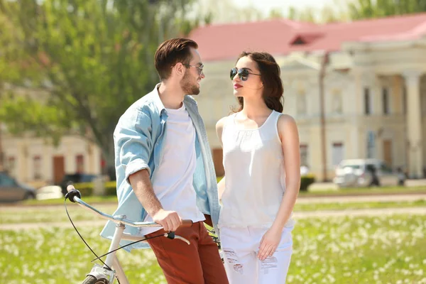 Jeune couple avec vélo — Photo