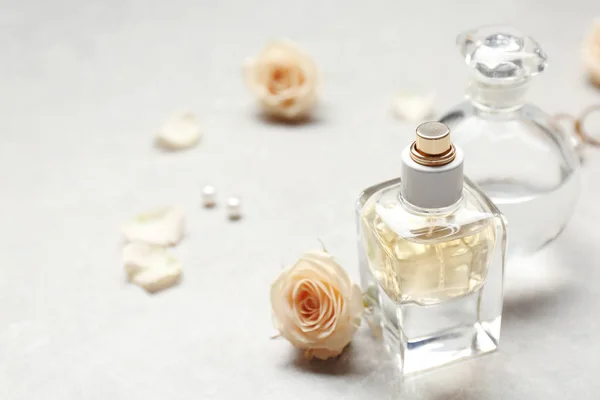 Hermosas botellas de perfume —  Fotos de Stock
