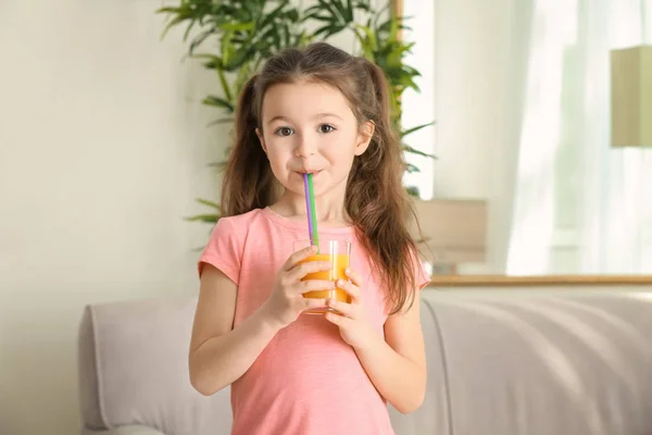 Bonito menina bebendo suco — Fotografia de Stock