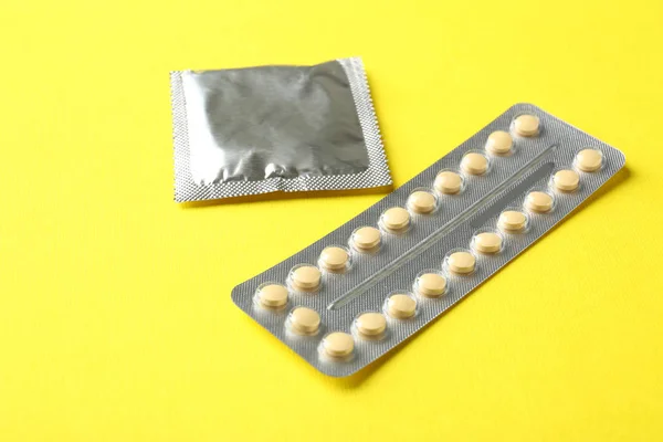 Pílulas de nascimento e preservativo — Fotografia de Stock