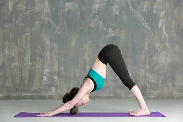 Woman practicing yoga — Stock Photo, Image