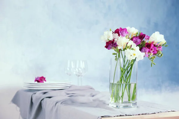 Vaas met prachtige fresia's bloemen — Stockfoto