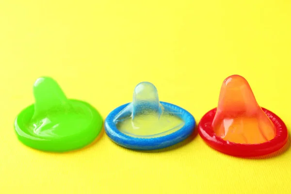Preservativi colorati diversi — Foto Stock