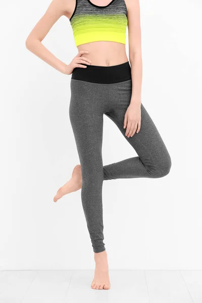 Chica en pantalones grises para yoga — Foto de Stock