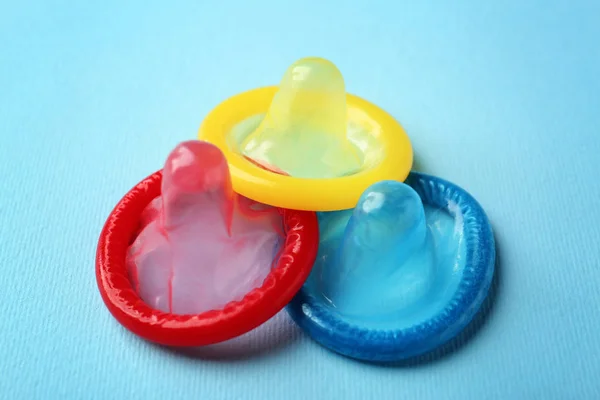 Forskjellige fargerike kondomer – stockfoto