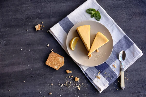 Placa con trozos de delicioso pastel de queso — Foto de Stock