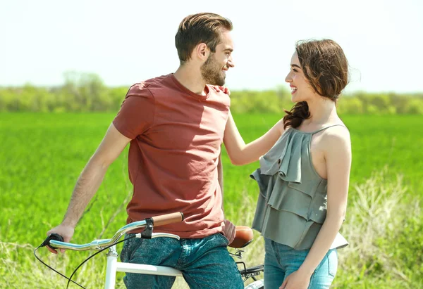 Jeune couple avec vélo — Photo
