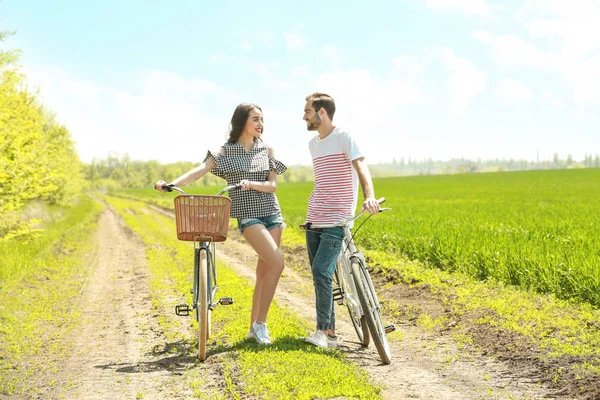 Pareja joven con bicicleta — Foto de Stock