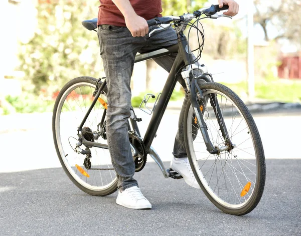 Junger Mann mit Fahrrad — Stockfoto