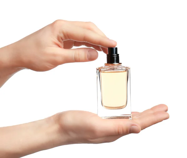 Manos femeninas sosteniendo frasco de perfume — Foto de Stock