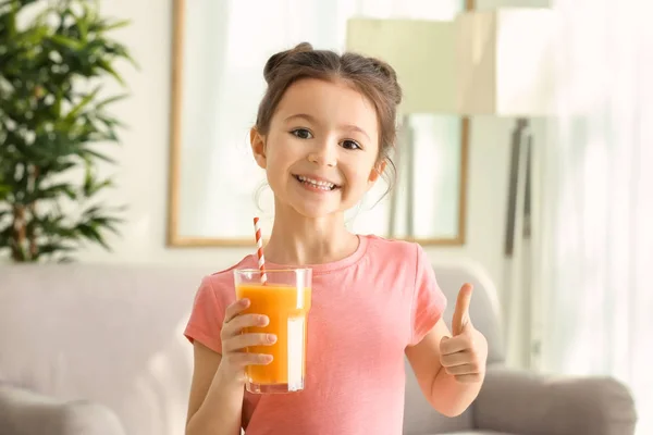Το χαριτωμένο μικρό κορίτσι με ποτήρι χυμό — Φωτογραφία Αρχείου