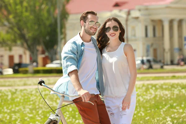 Junges Paar mit Fahrrad — Stockfoto