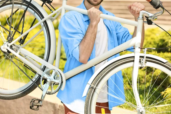 Uomo che porta bicicletta — Foto Stock