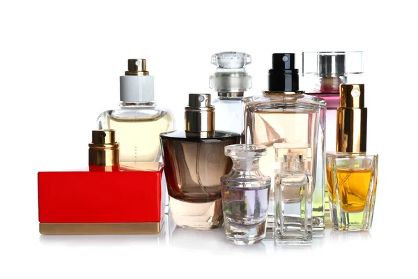 Diferentes botellas de perfume — Foto de Stock