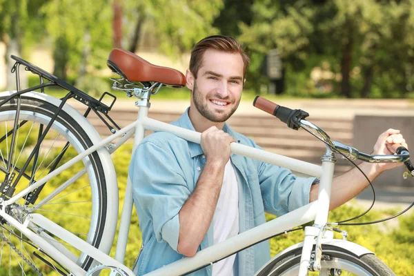 Homem transportando bicicleta — Fotografia de Stock