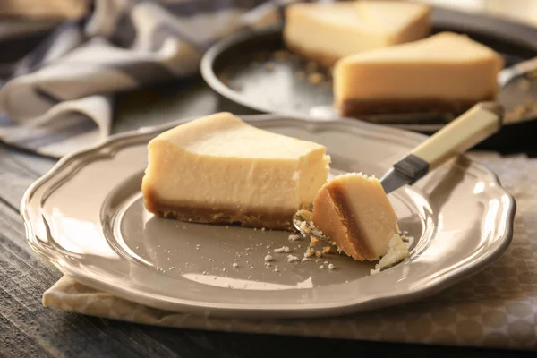 Placa con delicioso pastel de queso — Foto de Stock