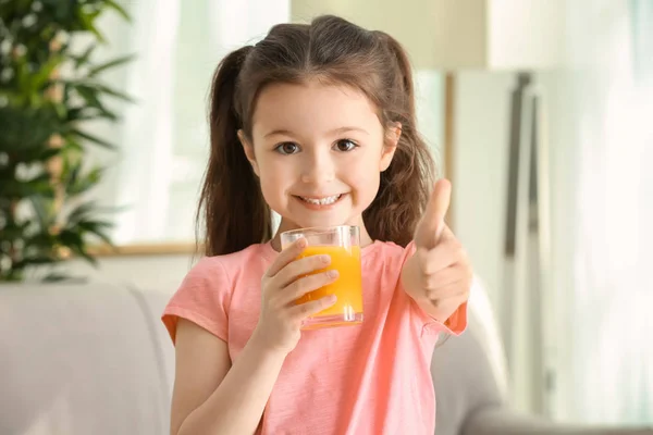 Menina bonito com copo de suco — Fotografia de Stock