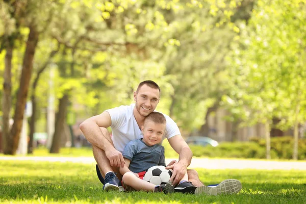 Baba ve oğul futbol topu ile — Stok fotoğraf