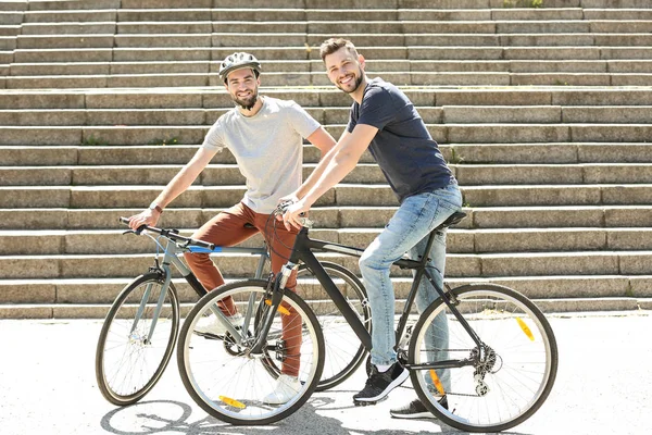 Юноши с велосипедами — стоковое фото
