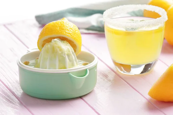 Squeezer med lemonad och citroner — Stockfoto