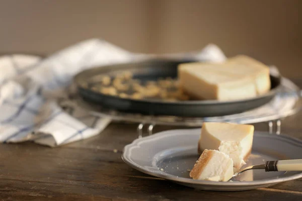 Placa y cuchara con delicioso pastel de queso — Foto de Stock