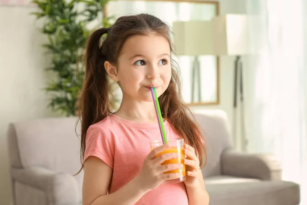 Bonito menina bebendo suco — Fotografia de Stock