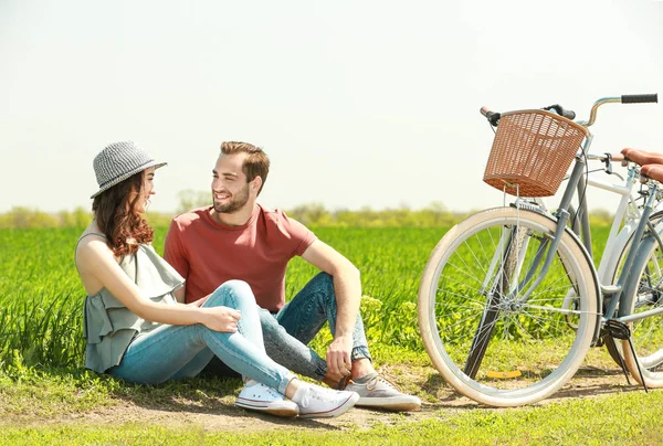 自転車を持つ若いカップル — ストック写真