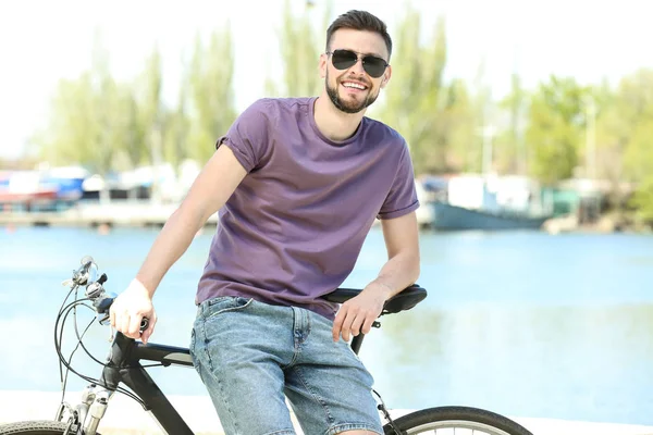 Junger Mann mit Fahrrad — Stockfoto